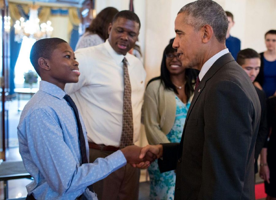 Freshman+Ammon+Moore+Jr.+shaking+the+hand+of+President+Barack+Obama+at+the+President%E2%80%99s+Volunteer+Service+Award+reception.