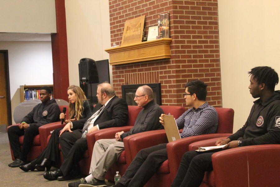 Student+editors+moderate+a+sportswriting+event+at+Leahy+House+with+eminent+sportswriters.+From+left%3A+Benedict+News+Editor-in-Chief+Jonathan+Dulce+SY%2C+Lindsay+Berra%2C+Doug+Doyle%2C+Mike+Tully+69%2C+Editor-in-Chief+Kevin+Calle+SY%2C+and+Sports+Editor+Jonathan+Oniyama+SY.